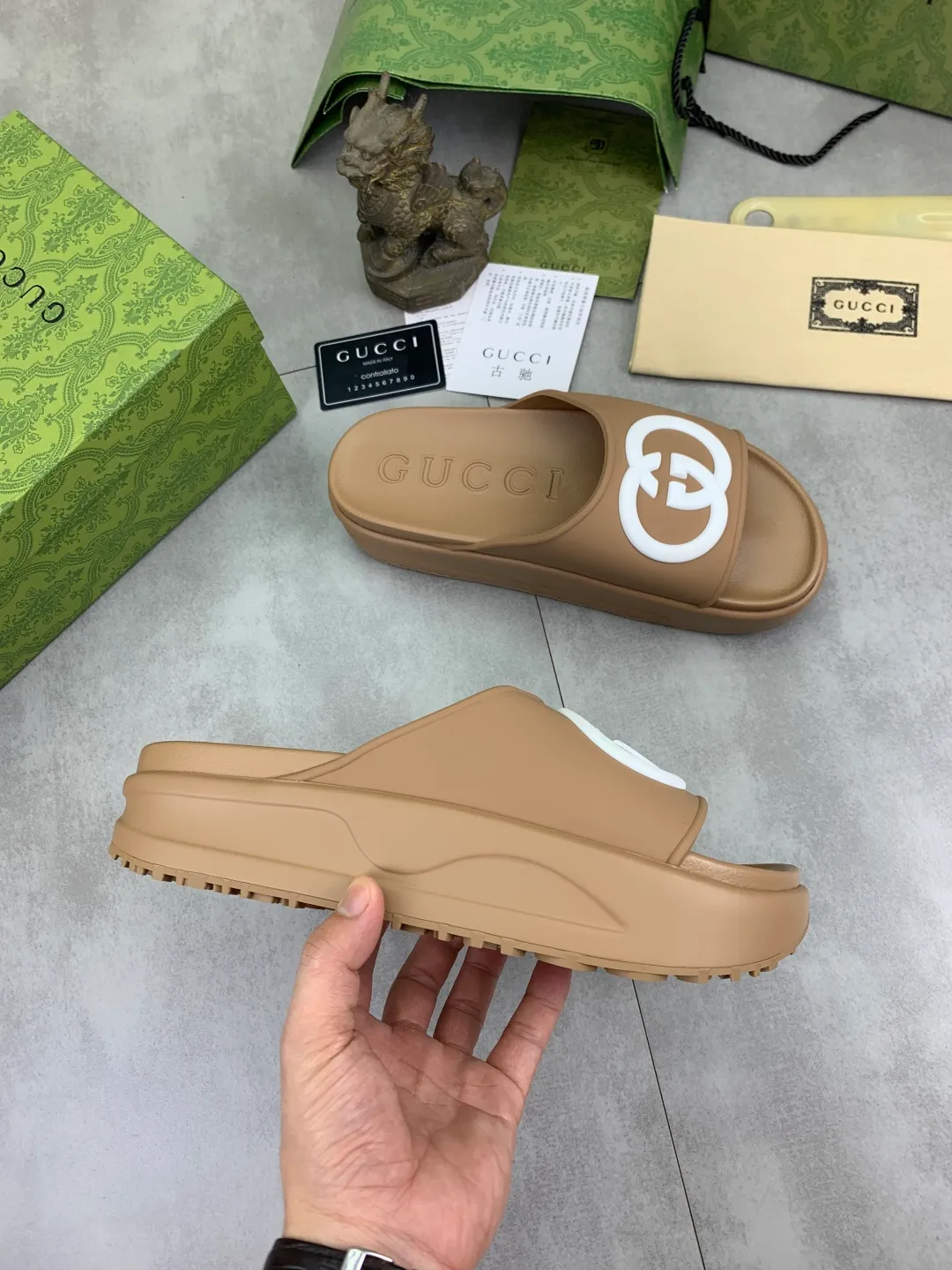 Men's Men's Shoes 💰P300💰[New Style] High Version 🎁🎁🎁 GUCCI New Year of the Snake casual slippers, original official website, perfect workmanship, transmitting a kind of noble luxury, sublimating its definition of luxury in Gucci's high-end extraordinary craftsmanship. Original Gucci double G combination outsole, code number: 35-46, complete package